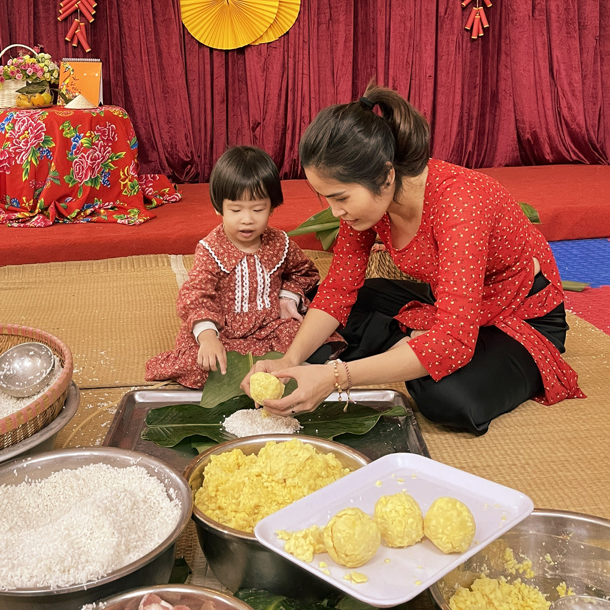Banh Chung ingredients and people preparing them